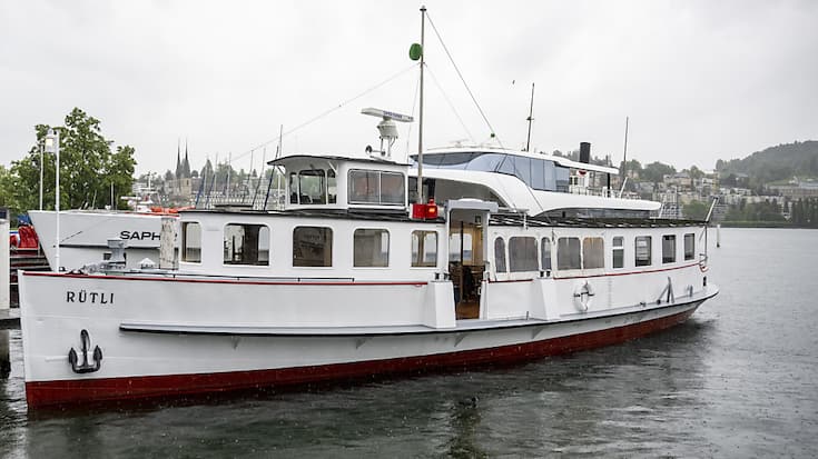 Le "Rütli", le plus ancien bateau en activité sur le lac des Quatre-Cantons, est désormais équipé d'un moteur électrique.