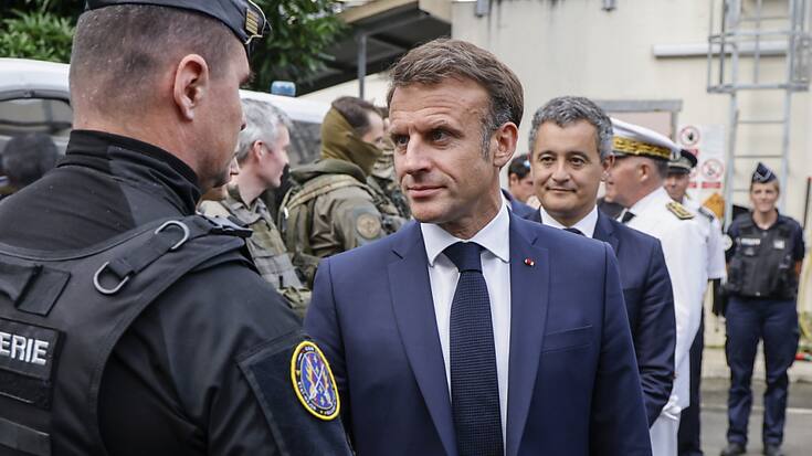 Le président Emmanuel Macron visite le poste de police central de Nouméa.