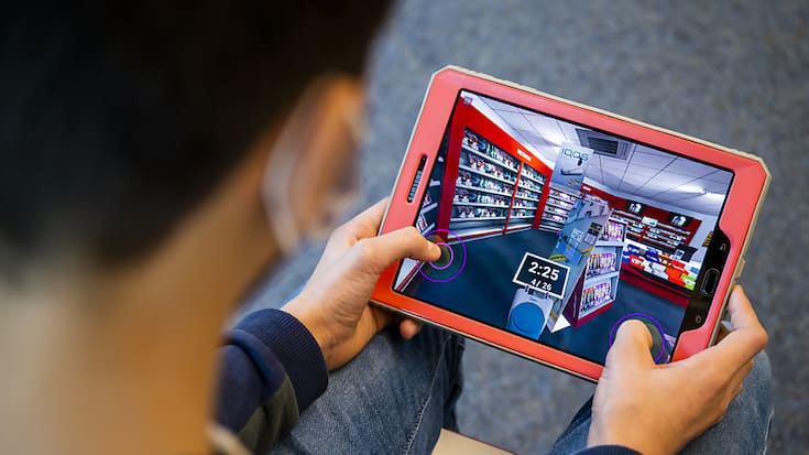 Un jeune joue sur une tablette avec le jeu "Splash pub" qui sensibilise les jeunes à l'onipresence de la publicité pour le tabac (Photo d'illustration.