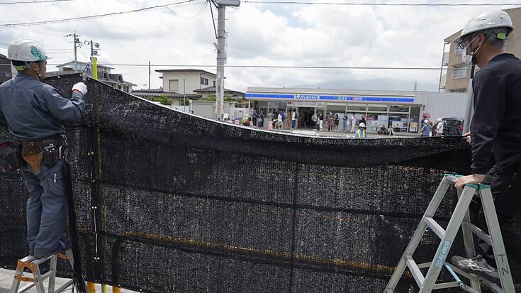 Moins d'une semaine après son installation, la bâche a déjà été vandalisée.