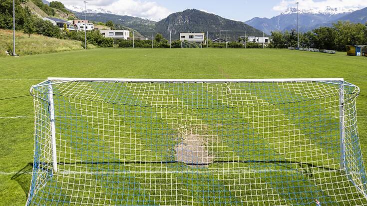 Le Valais veut réduire l'arrosage des terrains de sport. Ici celui de Grimisuat dont le propriétaire participe à la phase pilote du projet lancé par l'Office cantonal du sport (OCS).