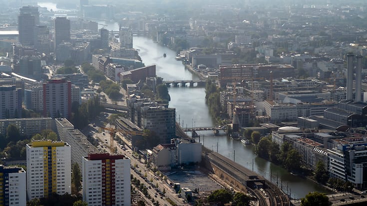 La baisse attendue des taux d'intérêt de la Banque centrale européenne (BCE) en juin devrait aussi soutenir la consommation. (AP Photo/Markus Schreiber)