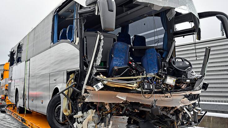 L'accident du bus a fait deux morts et 42 blessés au petit matin du 16 décembre 2018 à Zurich. Le véhicule a terminé sa course contre un mur en béton, situé au bout d'une plateforme d'évitement du pont de la bretelle autoroutière aboutissant en ville (archives).