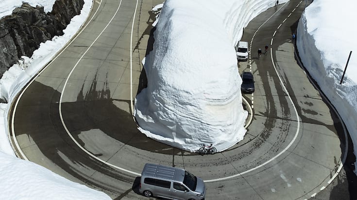 Depuis 11h00 mercredi, les véhicules peuvent à nouveau se faufiler entre les murs de neige pour accéder au col du Gothard.