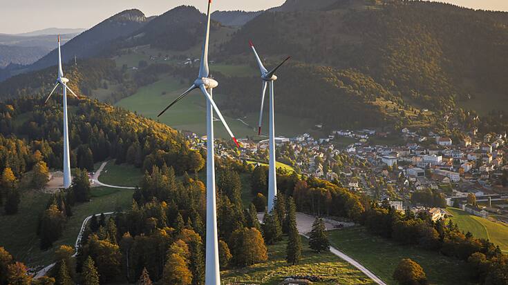 La COMCO devra statuer sur l'ouverture éventuelle d'une enquête, avec à l'appui quatre classeurs fédéraux d'éléments touchant au choix des futurs sites éoliens fribourgeois fournis par l'avocat des huit communes (photo d'illustration).