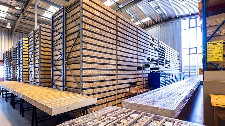 Les archives de la Nagra, à Mellingen (AG), contiennent des milliers de carottes de forage collectées dans le cadre de la recherche d'un site pour un dépôt de stockage des déchets radioactifs.