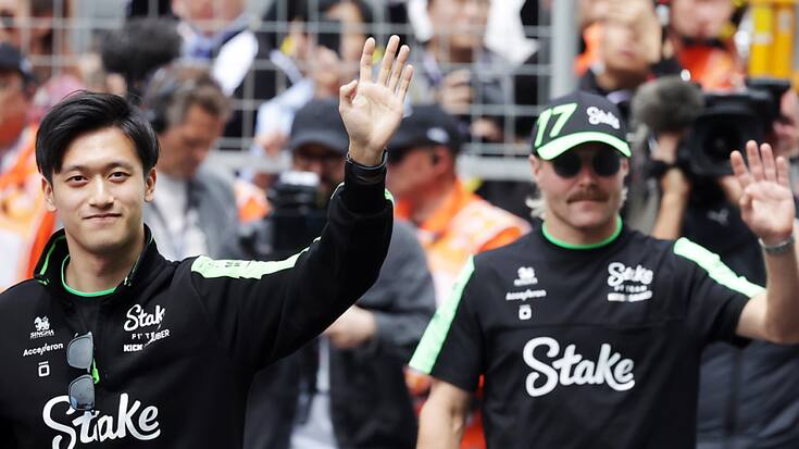 Le logo de Stake est visible sur les tenues des pilotes de l'écurie Sauber, ici le Chinois Zhou Guanyu et le Finlandais Valtteri Bottas (archives).