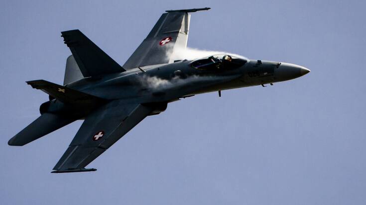 Un premier avion de combat F/A-18 a atterri mercredi vers 10h sur l'A1 entre Avenches et Payerne