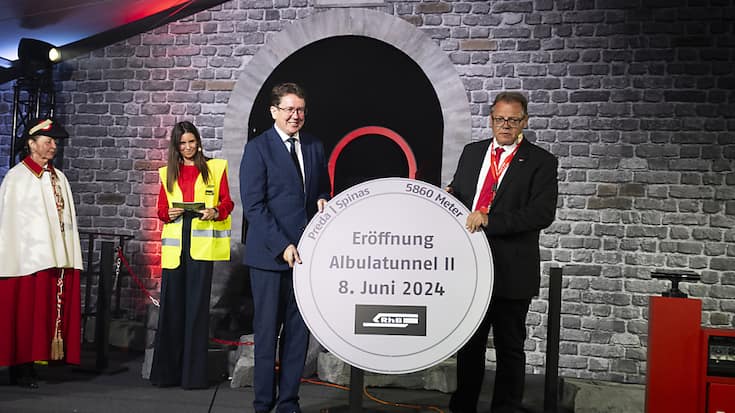 En compagnie de Christian Florin, directeur du domaine des Infrastructures à la Compagnie des Chemins de fer rhétiques, le conseiller fédéral et ministre des transports Albert Rösti a inauguré le nouveau tube de l'Albula, long de 5860 m à 1800 m d'altitude et parallèle au précédent vieux de 121 ans.