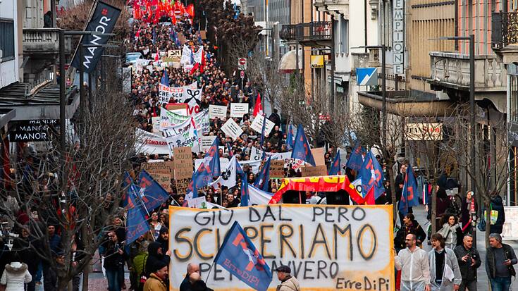 Les employés de la fonction publique tessinoise avaient manifesté en début d'année contre les coupes prévues par le gouvernement (archives).