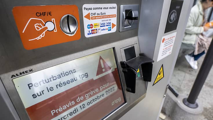 Le texte demande que les entreprises de transports publics subventionnées acceptent comme moyen de paiement l'argent liquide ou "un autre moyen simple ne nécessitant pas non plus de téléphone portable", comme une carte prépayée (image d'illustration).