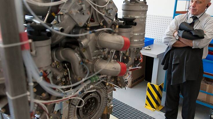 Machine chez Liebherr à Bulle, lors d'une visite de l'ex-conseiller fédéral Ueli Maurer (archives).