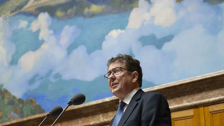 Le ministre de l'énergie Albert Rösti a présenté le premier projet devant faire suite à la loi urgente instituant un mécanisme de sauvetage pour les entreprises d'électricité d'importance systémique.