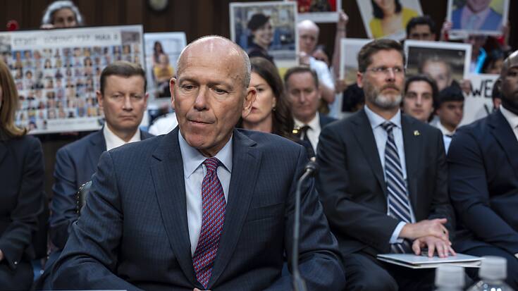 Sous les yeux de manifestants, le PDG de Boeing, Dave Calhoun, arrive pour témoigner devant la sous-commission d'enquête du Sénat sur la sécurité intérieure et les affaires gouvernementales afin de répondre aux législateurs sur les problèmes rencontrés par le constructeur aéronautique.