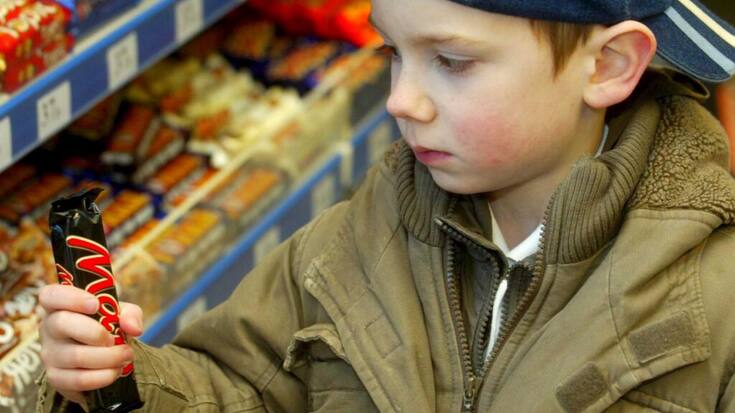 Les chercheurs mettent en cause des "niveaux choquants de pauvreté et de privation, qui génèrent de l'insécurité alimentaire, ou la promotion agressive de malbouffe bon marché par l'industrie".