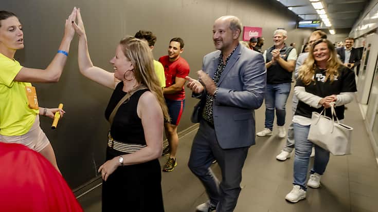Emilie Moeschler, conseillère municipale de Lausanne,et Grégoire Junod, syndic de la ville, félicitent l'ancienne athlète Lea Sprunger après son arrivée.