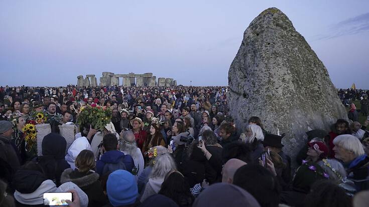 Le célèbre monument mégalithique préhistorique de Stonehenge est aligné sur l'axe du soleil lors des solstices d'été et d'hiver. Comme chaque année lors du solstice d'été, de nombreux curieux s'y sont rendus vendredi dernier pour assister au lever du soleil.