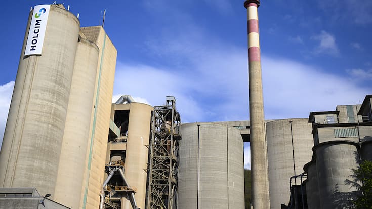 Holcim souhaite réduire l'utilisation des énergies fossiles dans ses trois cimenteries en Suisse. Ici la cimenterie d'Eclépens. (archive)