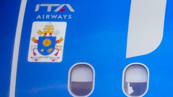La compagnie nationale italienne est également le transporteur aérien officiel du pape, ici lors d'un visite au Portugal en 2023. (archive)