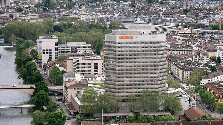 Greenpeace a voulu rappeler à Coop et Migros "qu'ils n'atteindront pas leurs objectifs climatiques s'ils continuent de vendre toujours autant de viande". (archives)