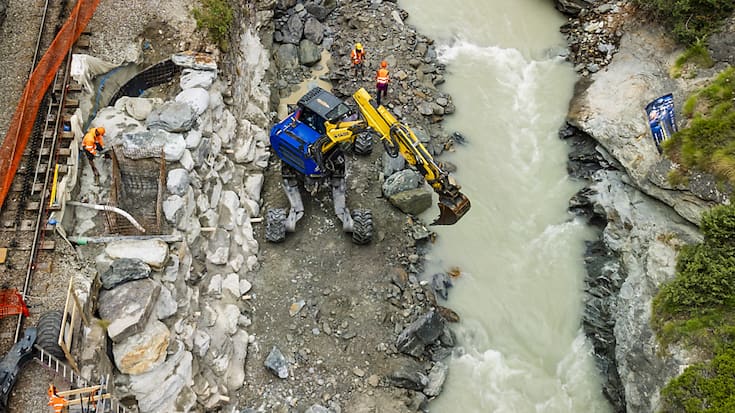 Des ouvriers s'activent mercredi à réparer la voie ferrée de la compagnie Matterhorn Gotthard Bahn (MGB) le long de la rivière Vispa (la Viège en français) entre Viège et Täsch.