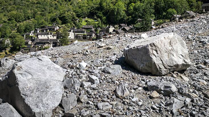 La fréquence accrue des intempéries comme celle de fin juin dans la haute vallée de la Maggia est le résultat du changement climatique, a déclaré Claudio Zali devant les médias à Locarno. Ici, le village de Fontana, dans le Val Bavona, après d'un glissement de terrain.