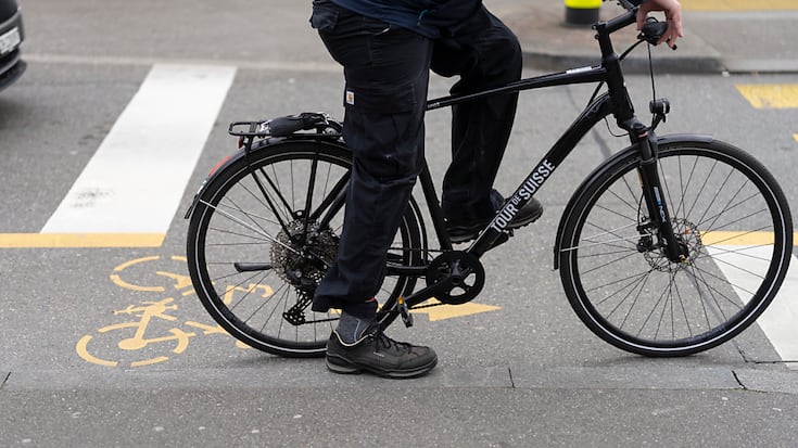 Après une altercation avec un cycliste près d'un feu rouge, l'automobiliste a écrasé volontairement l'homme tombé au sol. Il a pris la fuite, mais les signalements soumis à la police par la population ont permis de le retrouver et de l'arrêter (photo symbolique).