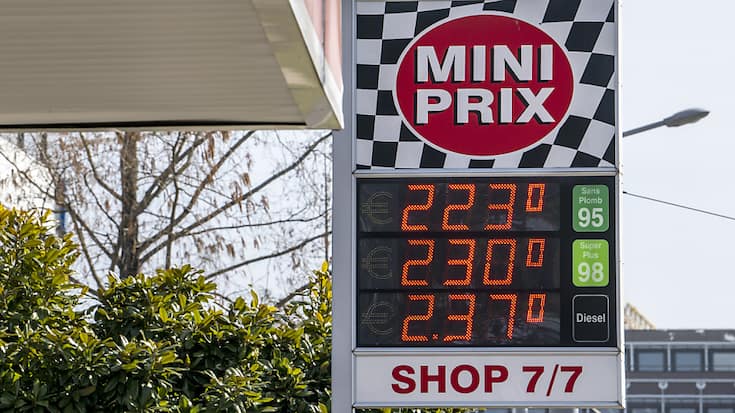 En particulier, le prix des produits pétroliers continue de significativement baisser (-1,9% par rapport à mai). (KEYSTONE/Martial Trezzini)