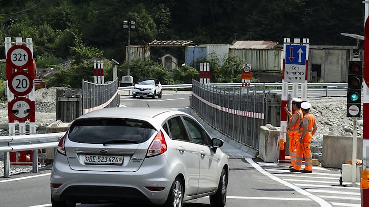 Le pont construit par l'armée à Cevio a ouvert samedi au trafic routier. Régulée par des feux, la circulation ne s'effectue que sur une voie. De plus, les véhicules de plus de 32 tonnes ne sont pas autorisés à emprunter l'ouvrage.
