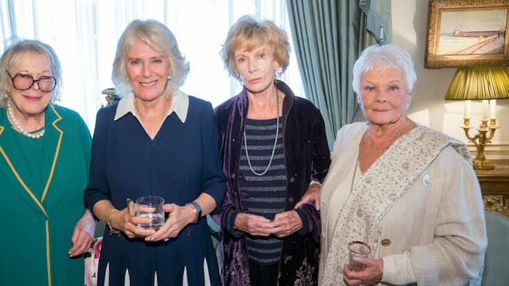 L'écrivaine irlandaise Edna O'Brien (2e à gauche depuis la droite) est décédée après une longue maladie, selon son agente Caroline Michel et son éditeur, Faber (archives).