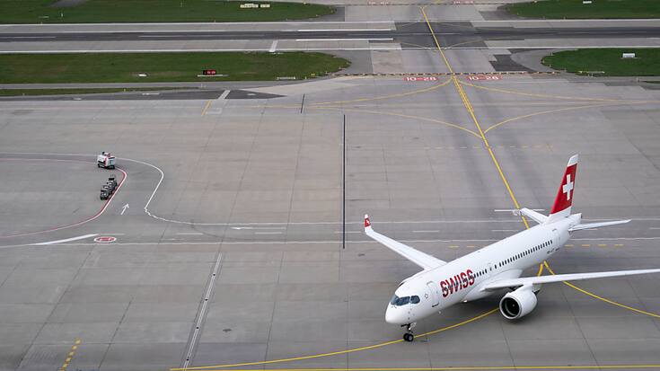 Selon le communiqué, le secteur du fret a désormais retrouvé son niveau d'avant la crise. Une forte activité de commerce électronique a permis de compenser une demande plus faible sur les marchés du fret aérien européen et américain en raison de la situation économique. (KEYSTONE/Gaetan Bally)