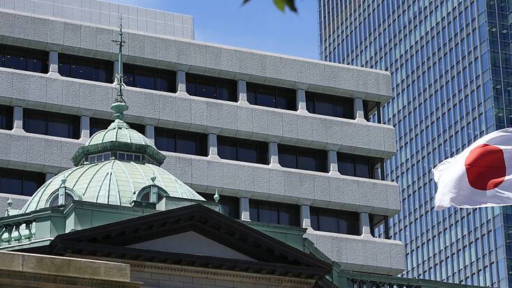 La Banque était notamment sous pression du gouvernement et de plusieurs ténors du parti au pouvoir pour agir afin d'enrayer la chute du yen, liée au grand écart persistant entre les taux directeurs de la Réserve fédérale américaine (Fed) et ceux de la BoJ. (AP Photo/Shuji Kajiyama, File)