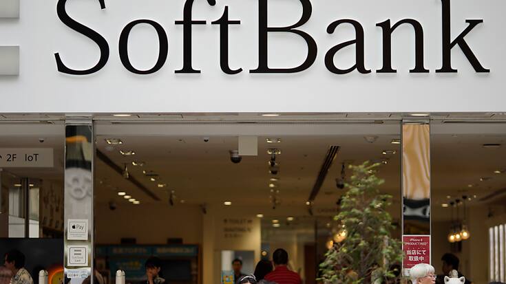 SoftBank explique par ailleurs avoir subi une perte de 443,9 milliards de yens "en raison de l'impact du yen faible". (AP Photo/Shuji Kajiyama)