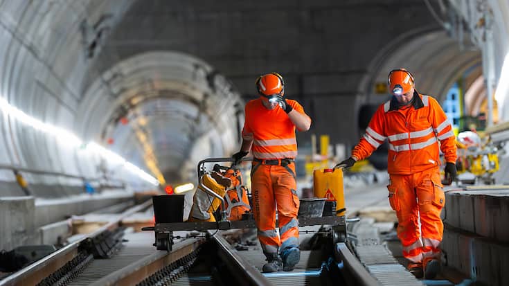 Sept kilomètres de chaussée ont dû être entièrement restaurés, deux aiguillages rapides et une porte de changement d'écartement. Quelque 20'000 blocs de traverses ont été remplacés.