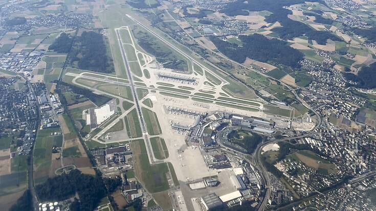 La fréquentation est en outre demeurée inférieure à celle d'avant l'éclatement de la pandémie de coronavirus. Le pic du 26 juillet avec 111'000 passagers reste ainsi inférieur de quelque 4000 voyageurs à celui de 2019. (KEYSTONE/Ennio Leanza)