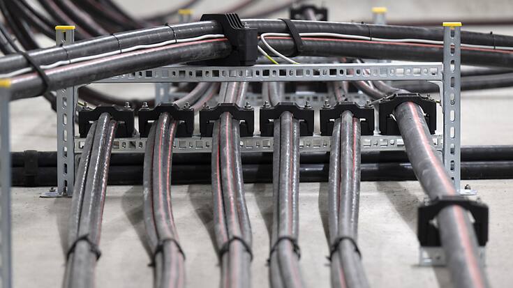 Le groupe installera de nouveaux postes de couplage isolés au gaz de 132 kilovolts (kV) et 16 kV, ainsi qu'un nouveau transformateur de 132/50 kV. (KEYSTONE/Peter Schneider)