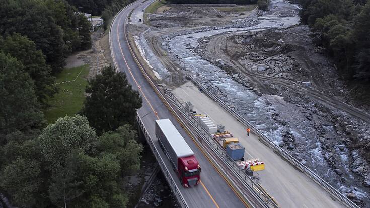 Un tronçon de A13, dans les Grisons, avait été détruit dans les fortes intempéries du 21 juin. L'autoroute sera rouverte au trafic sur quatre voies mardi en matinée. (Archives)
