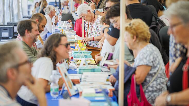 Comme les autres années, les stands de dédicaces du Livre sur les quais ont été pris d'assaut par le public.