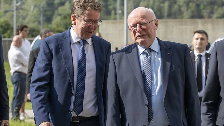 Le ministre des transports Albert Rösti (à gauche) et le directeur des CFF Vincent Ducroz étaient lundi à Pollegio (TI) pour la réouverture complète du tunnel de base du Gothard.