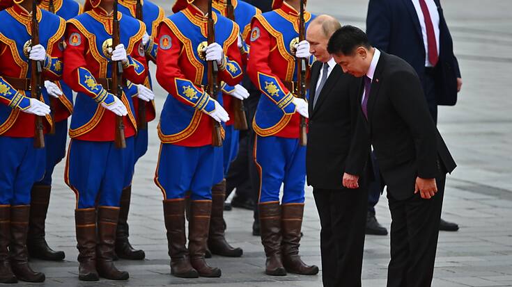 Vladimir Poutine a été accueilli mardi après-midi par son homologue mongol Ukhnaa Khurelsukh sur l'imposante place Gengis Khan d'Oulan-Bator.