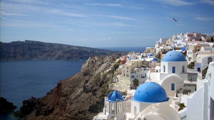 L'an dernier, quelque 800 bateaux de croisière ont acheminé 1,3 million de passagers dans l'île de Santorin où vivent seulement 15'500 habitants (archives).
