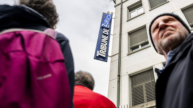 Les journalistes des titres romands de Tamedia ont débrayé pendant une heure jeudi en fin de matinée, à Genève et à Lausanne. L'enseigne de la Tribune de Genève a été brièvement modifiée.