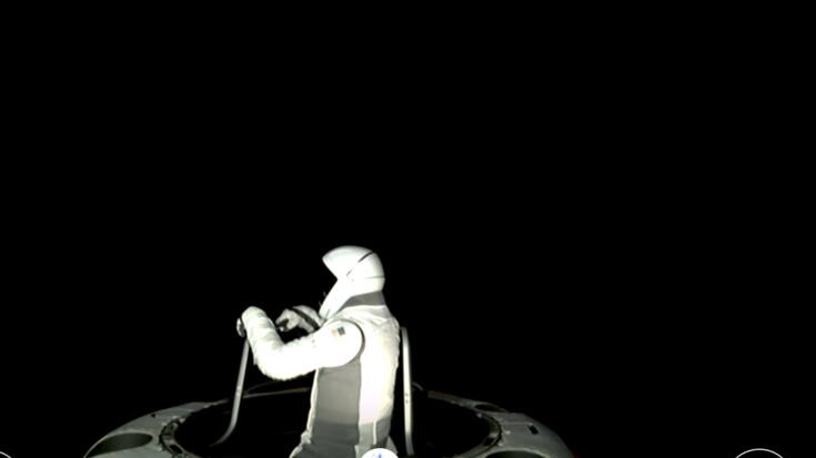 Sarah Gillis filmée alors qu'elle sort de la capsule dans l'espace.