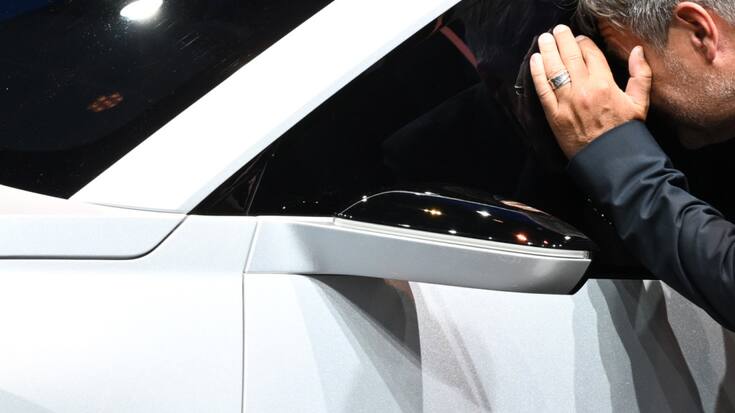 Le ministre allemand de l'économie Robert Habeck se penche en compagnie des principaux acteurs du secteur sur les tracas rencontrés par l'industrie automobile. (archive)