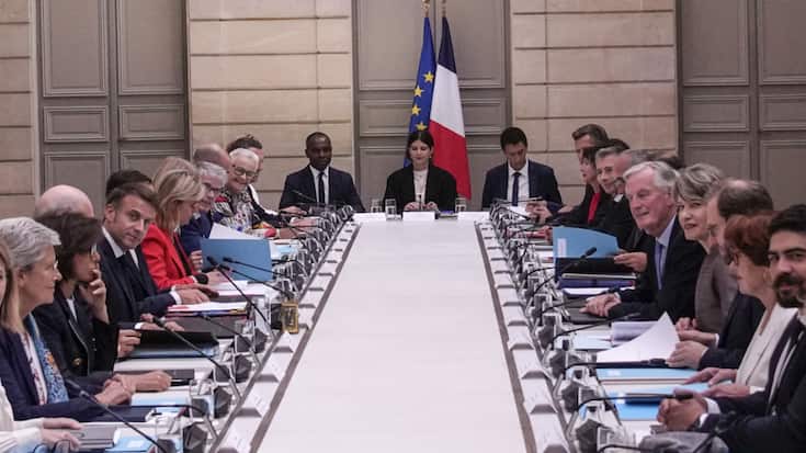 Ce premier conseil, dans le jardin d'hiver du palais présidentiel, a duré moins d'une demi-heure et s'est "très bien" passé, a sobrement commenté le nouveau ministre de la Justice Didier Migaud, le seul issu de la gauche.