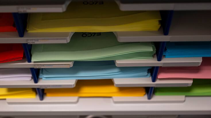 Cette nouvelle baisse, la quatrième en autant de mois, est principalement attribuable au commerce, ainsi qu'aux services administratifs et de soutien, souligne l'OFS. (KEYSTONE/Christian Beutler)