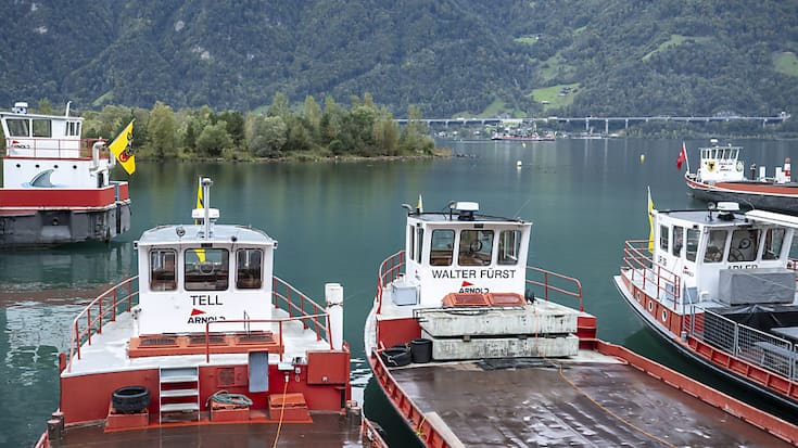 D'ici 2029, ces navires de transport vont déverser cinq millions de tonnes de gravats dans le lac d'Uri afin de créer un nouvel espace pour la faune et la flore. Les gravats proviennent du percement du 2e tube du tunnel routier du Gothard.