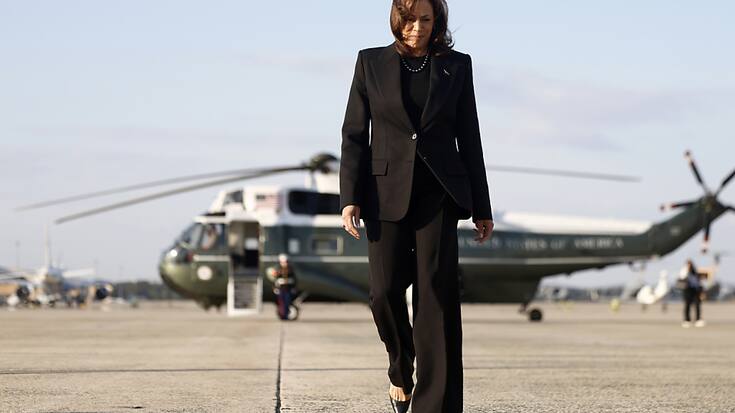 La candidate démocrate à la présidence, la vice-présidente Kamala Harris, quitte le Marine Two pour monter à bord de l'Air Force Two, direction New York lundi.