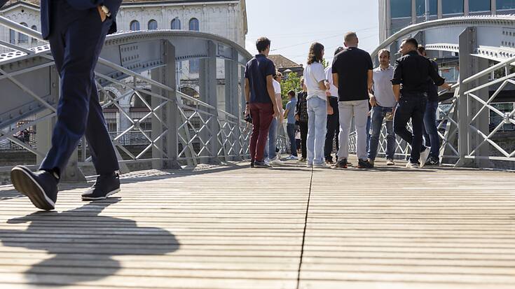 Sur le mois sous revue, les 100 caisses de pension passées sous revue par UBS ont vu leurs avoirs progresser en moyenne de 0,63%, après déduction des frais de gestion, indique mercredi le numéro un bancaire helvétique.(KEYSTONE/Salvatore Di Nolfi)