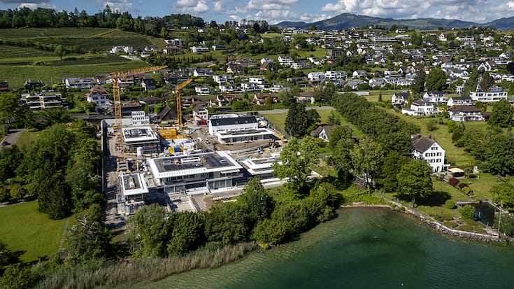La construction en cours de la villa de Roger Federer et des bâtiments qui l'entourent n'est pas remise en question par l'OFEV, contrairement au hangar à bateaux planifié sur le côté droit du site (archives).